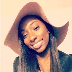 Meet your Posher, Chanelle